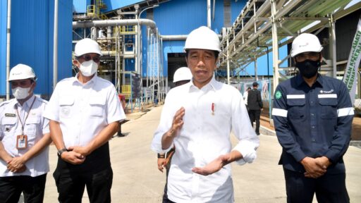 20221020 Presiden Joko Widodo memberikan keterangan pers usai meninjau pembangunan smelter baru yang dimiliki PT Timah Tbk di Kabupaten Bangka Barat, pada Kamis, 20 Oktober 2022. Foto: BPMI Setpres/Rusman.