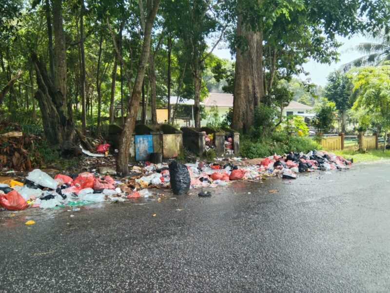 20221206 Tampak sampah rumah tangga berserakan di salah satu titik di Kota Sungailiat.