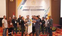 Riki Febriansyah menerima pataka Ikatan Karyawan Timah usai terpilih menjadi Ketua Umum IKT periode 2023-2026. (Foto Humas)