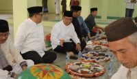 Peringati Maulid Nabi, Pj Gubernur Sugito Makan Bedulang Bersama Masyarakat Desa Kemuja