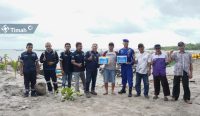 PT Timah Dukung Pengerukan Alur Angkut Ikan di Pantai BOM Baru Sampur