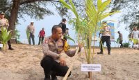 Dukung Ketahanan Bumi, Polres Bateng Gelar Aksi Penanaman Pohon di Pantai Sinar Laut