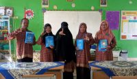 Ummi Sulis Dkk Sumbang 2 Buku ke Perpustakaan KKG Gugus Dian Riana Pulau Besar