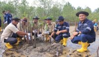 PT Timah Tbk bersama masyarakat kembali menanaman 2500 pohon mangrove di sekitar Pantai Batu Kucing, Desa Gemuruh, Kecamatan Kundur Barat, Rabu (4/12/2024).