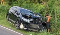 CRV Ringsek Hantam Dump Truck di Desa Bikang