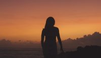 Perempuan Seberang Jalan