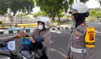 Kasatlantas Polres Bateng Beri Coklat bagi Pengendara yang Patuh