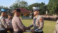Polres Bangka Tengah Gelar Upacara Hari Kesadaran Nasional, 4 Personel Berprestasi Terima Reward