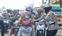 Ditlantas Polda Babel bagikan Cokelat dan Bunga bagi Pengendara yang Tertib