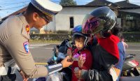 Apresiasi Pengendara Tertib, Satlantas Polres Bangka Selatan Bagikan Cokelat