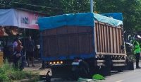 Seorang Wanita Pengendara NMax Dikabarkan Tewas usai Hantam Truk di Kampung Jeruk