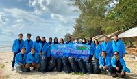 Refleksi Sambut Ramadan, Mahasiswa Hukum UBB Gelar Aksi Bersih-Bersih di Pantai Pukan