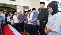Pimpinan dan Anggota DPRD Babel memberikan penghormatan terakhir kepada Alm Tarmizi Saat sebelum dikebumikan. (Foto istimewa)