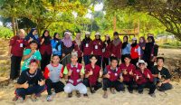 Mahasiswa KKN Unmuh Babel Bersama Forum Anak dan Pokdarwis Bersih-Bersih Pantai Pongok