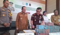 Kejari Serahkan Rp1,3 M Hasil Lelang Pasir Timah ke Pemkab Bateng