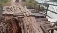 Miris! Gegara Jembatan Sungai Serai Desa Sidoharjo Ambruk, 2 Hari Pelajar SMA wilayah setempat Tidak bisa bersekolah. (Foto tangkapan layar video tiktok Maryam Oka)