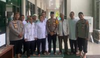 Safari Ramadan di Desa Namang, Kapolres Bangka Tengah Serahkan Sembako dan Santunan