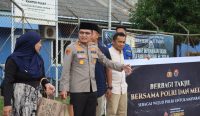 Kapolres Babar Bagi-bagi Takjil Bersama Awak Media