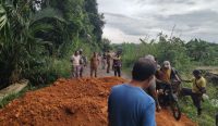 Warga Perbaiki Box Culvert di Jalan Penghubung Desa Jeriji-Tepus yang Ambruk