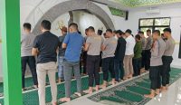 Polres Babar Gelar Salat Gaib dan Doa Bersama untuk 3 Anggota Polri di Way Kanan