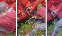 Viral, Warga Berhasil Selamatkan Balita Terjebak di Dalam Mobil Terbalik di Jalan Penyak
