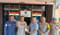Kunjungi PWI Basel, Kapolres Dihadiahi Buku Goresan Tinta Pelajar