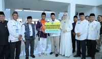 Serahkan Bantuan Embarkasi Rp7,8 M, Gubernur Hidayat Arsani Lepas 374 Jemaah Calon Haji Kloter 6