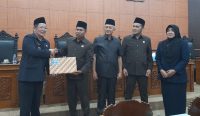Wabup Efrianda Sampaikan 3 Rapeda di Paripurna DPDR Bateng 