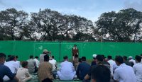 Yus Derahman Laksanakan Salat Id di Lapangan Gelora Mentok