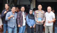 Kapolda Bangka Belitung, Irjen Pol Hendro Pandowo menerima dua buku cerpen (cerita pendek) karya siswa program kelas literasi binaan PWI Bangka Selatan.