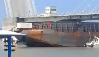 Ternyata Ini Penyebab Tongkang Blue Saphire Hantam Bantalan Pengaman Jembatan Emas