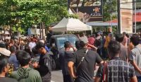 Ratusan Massa Pendukung Geruduk KPU Bangka, Pertanyakan Nama Rato-Ramadian Dicoret