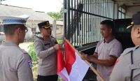 Polres Basel Bagi-Bagi Bendera Merah Putih Ke Warga dan Pengendara di Toboali