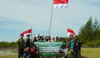 Komunitas Lingkungan Kibarkan Merah Putih dan Tanam Pohon Mangrove di Pantai Batu Nunggal