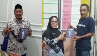 Anggota DPRD Basel Ali Muzakir Donasi Buku Pembulak untuk 2 SMP di Toboali