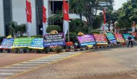 ADAKSI Gelar Aksi 63 Karangan Bunga untuk Sri Mulyani