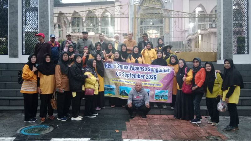 Puluhan Alumni SMEA Yapensu Nikmati Perjalanan Menyenangkan ke Objek Wisata di Bangka Selatan