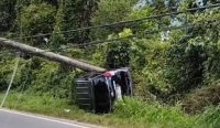 Gegara Ngantuk, Toyota Avanza Hitam Seruduk Tiang Listrik di Desa Ranggas