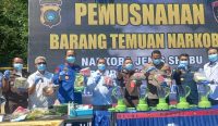 Polisi Musnahkan Sabu Senilai Rp11 Miliar yang Ditemukan di Pantai Belinyu