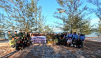 Dukung Lingkungan Lestari, Himaserda Unmuh Babel Turut Andil dalam Clean Up di Pantai Menuang