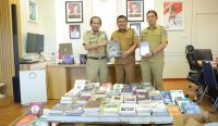 Bakuda dan Diskominfo Hibahkan 517 Buku Pegawai ke DKPUS Babel