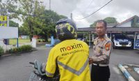 Polantas Sapa Ojek Daring di Mentok, Berbagi Sarapan Gratis
