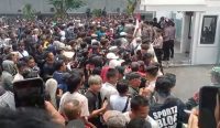 Ribuan Massa Mulai Padati Pintu Masuk Kantor PT Timah  