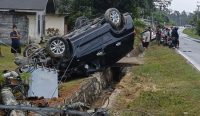 Dihantam Mobil hendak Nyalip di Jalan Gunung Muda, Innova Terbalik usai Tabrak Tiang Listrik