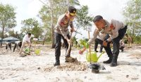 Kapolda Bangka Belitung Tanam Pohon di Objek Wisata SD Laskar Pelangi