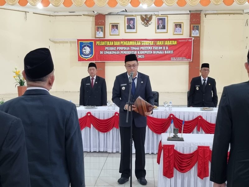 Bupati Bangka Barat, Markus, melantik dan mengambil sumpah jabatan serta pengukuhan sejumlah pejabat pimpinan tinggi pratama di lingkungan Pemerintah Kabupaten Bangka Barat.
