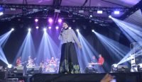 "Tak Ingin Sendiri" Menyatukan Artis Lawas Renny Tania Bersama De Tobs Band di Panggung Kemilau Pesona