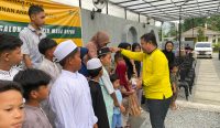 Ketua DPD II Golkar, Deddi Wijaya menyalurkan santuan kepada 50 anak yatim di Bangka Barat. (Foto Devi Dwi Putra)