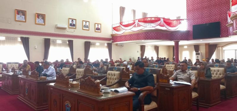 Wali Kota Pangkalpinang, Profesor Saparudin menghadiri rapat paripurna penyampaian nota keuangan dan rancangan peraturan daerah tentang APBD