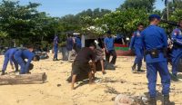 Polairud Bangka Barat dan Warga Pesisir Kompak Bersihkan Pantai Air Bugis